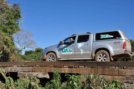 A Fiona passa sobre uma das mais de cem pontes da rodovia Transpantaneira, entre Poconé e Porto Jofre, no Mato Grosso